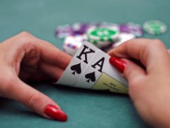 how many people play online poker